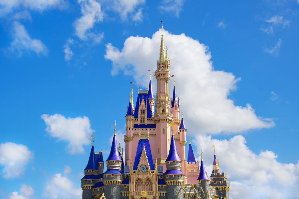 ウォルトディズニージャパン年収は700万超?転職難易度と裏技を元社員が解説 11 オフィスで働く人々