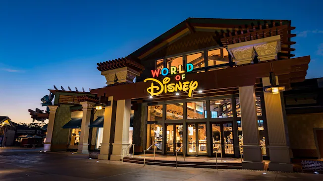 海外のディズニーキャストに日本人がなるには?世界のパーク別に元社員が解説 10 world of disney exterior night 16x9 1
